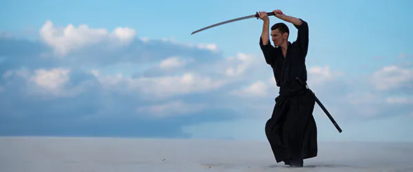 samurai-krieger im schwarzen anzug mit schwert